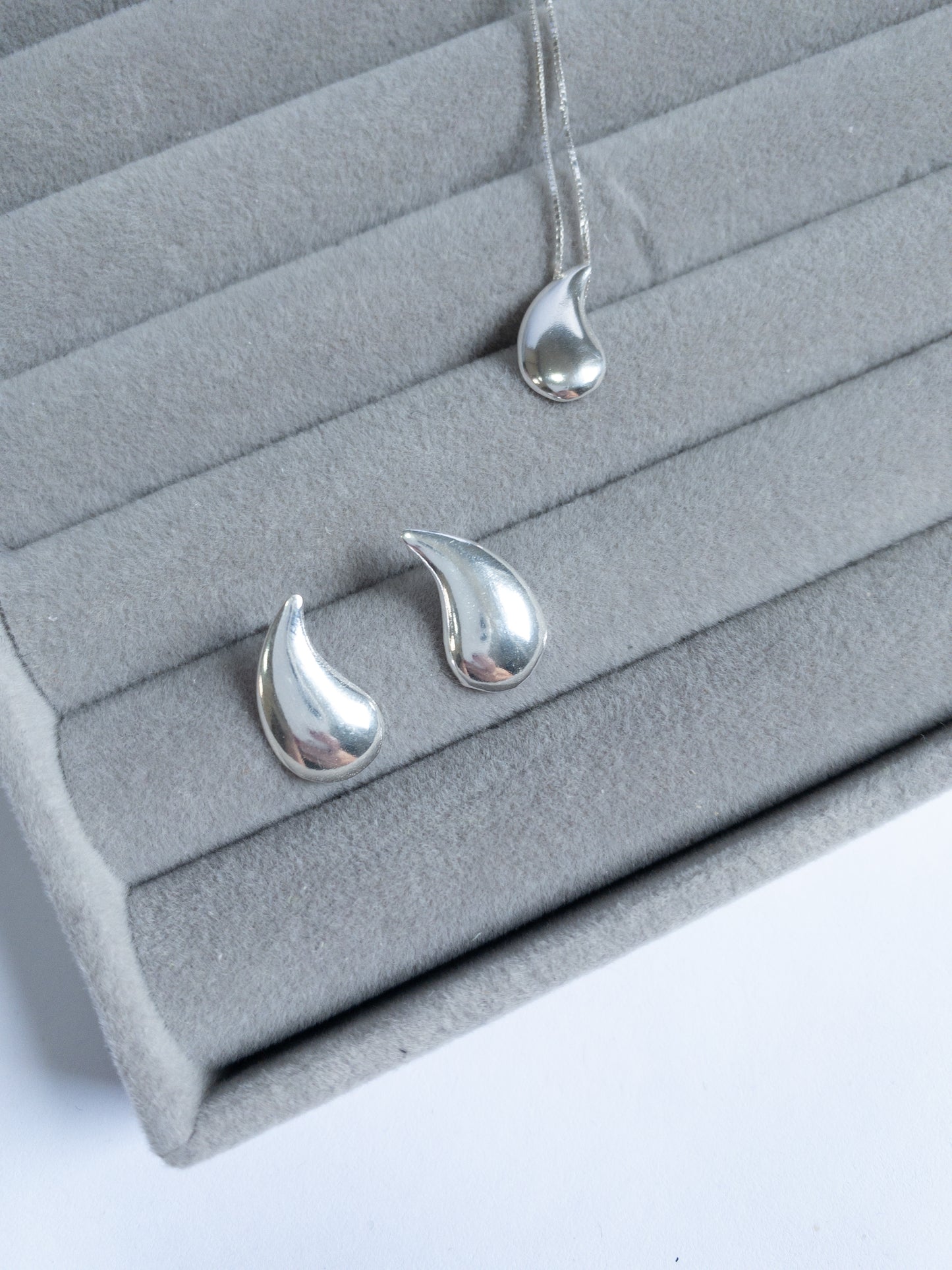 Conjunto Gota Essence — Elegância Fluida em Prata