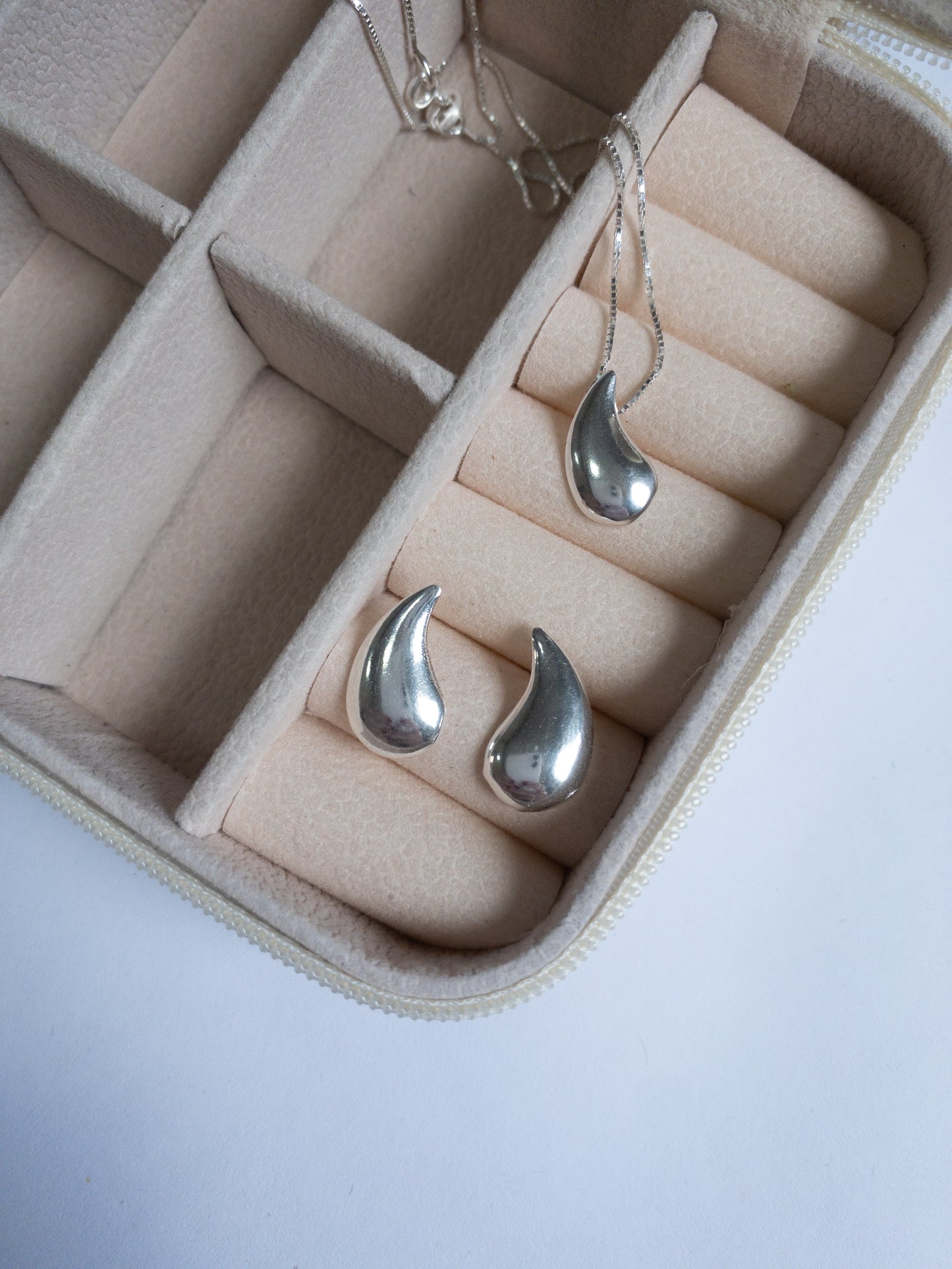 Conjunto Gota Essence — Elegância Fluida em Prata