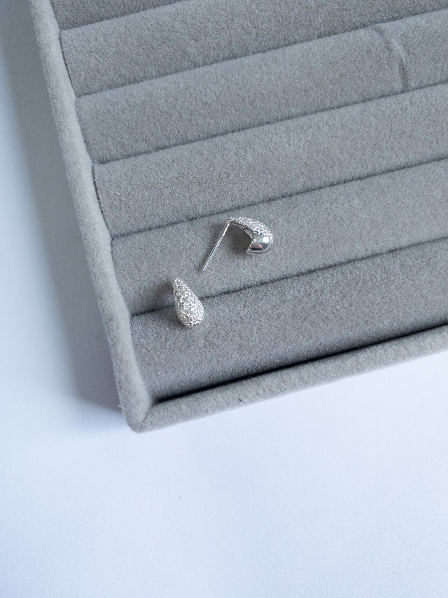 Brinco CRYSTAL DROP — Gota Elegante Cravejada em Micro Zircônias