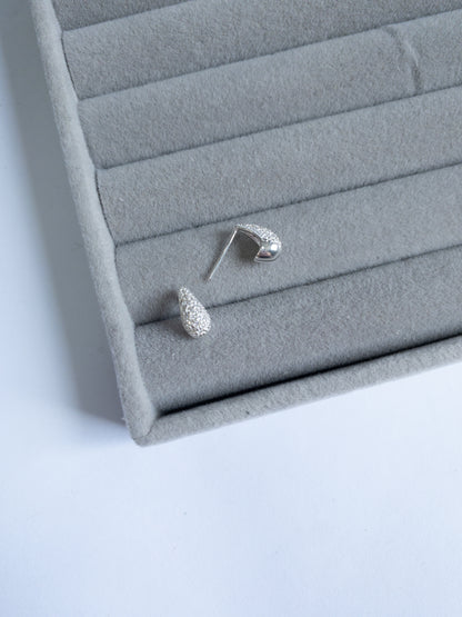 Brinco CRYSTAL DROP — Gota Elegante Cravejada em Micro Zircônias