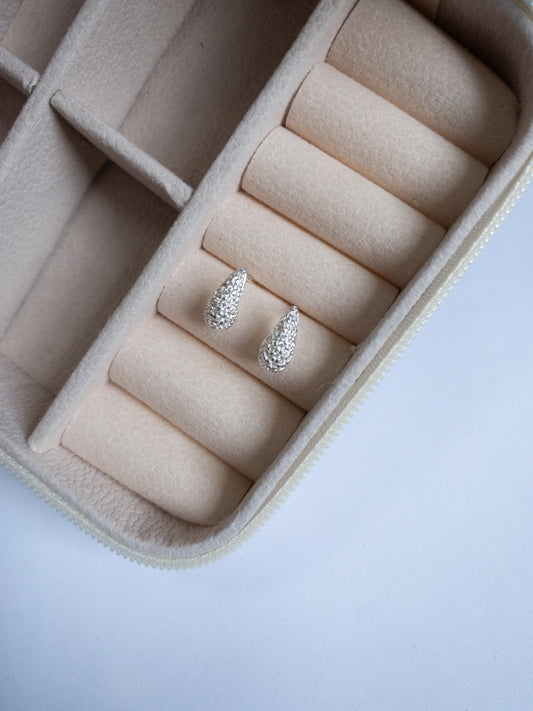 Brinco CRYSTAL DROP — Gota Elegante Cravejada em Micro Zircônias