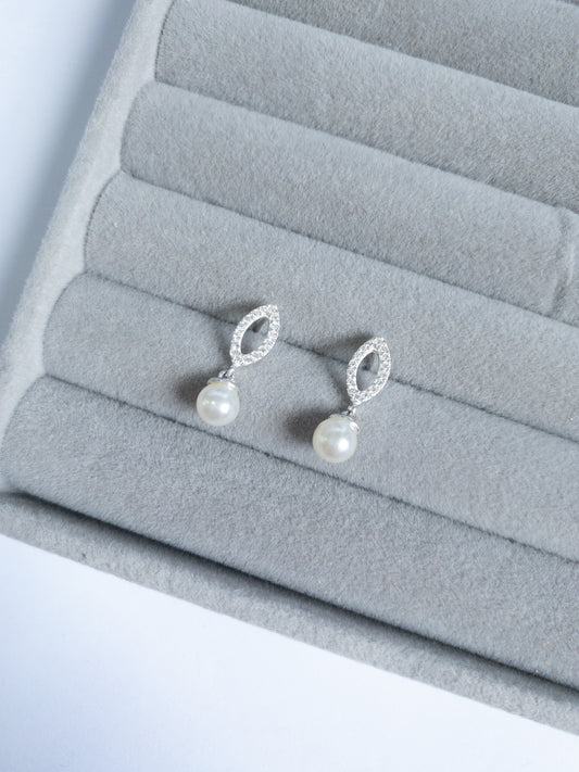 Brinco LUMIÈRE PEARL — Elegância com Pérola Pendurada e Micro Zircônias