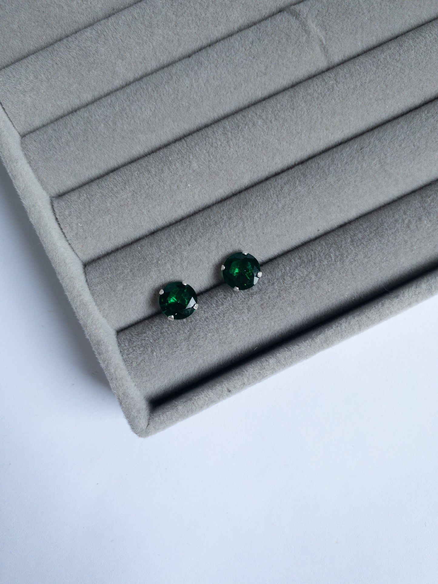 Brinco EMERALD GLOW — Ponto de Luz Redondo Verde Esmeralda 7 mm