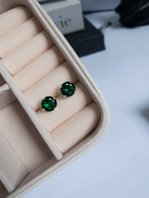 Brinco EMERALD GLOW — Ponto de Luz Redondo Verde Esmeralda 7 mm