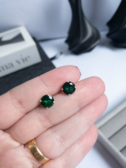 Brinco EMERALD GLOW — Ponto de Luz Redondo Verde Esmeralda 7 mm