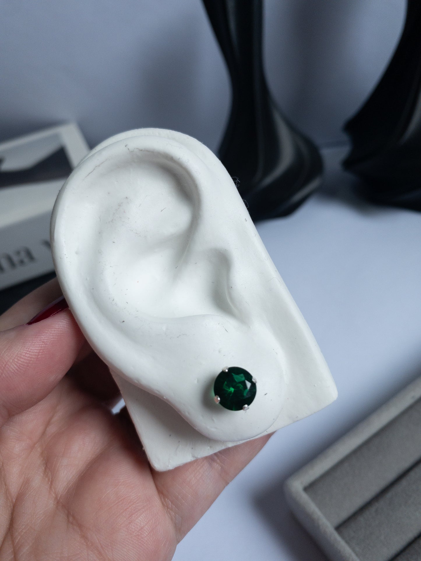 Brinco EMERALD GLOW — Ponto de Luz Redondo Verde Esmeralda 7 mm