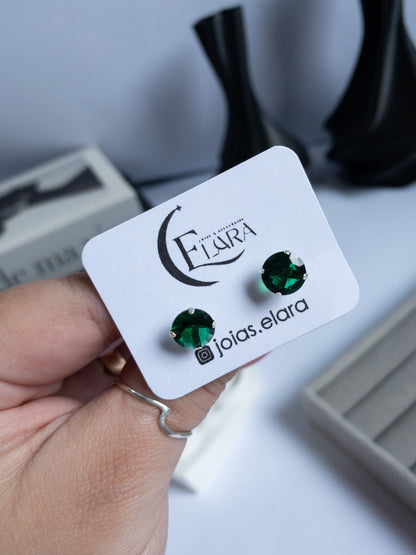 Brinco EMERALD GLOW — Ponto de Luz Redondo Verde Esmeralda 7 mm