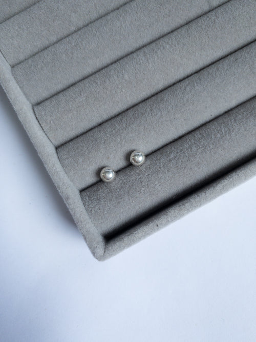 Brinco LUMINÉ — Bolinha Clássica de 4 mm em Prata