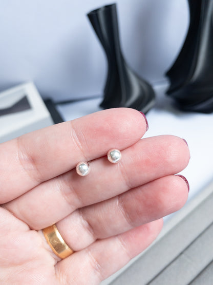 Brinco LUMINÉ — Bolinha Clássica de 4 mm em Prata