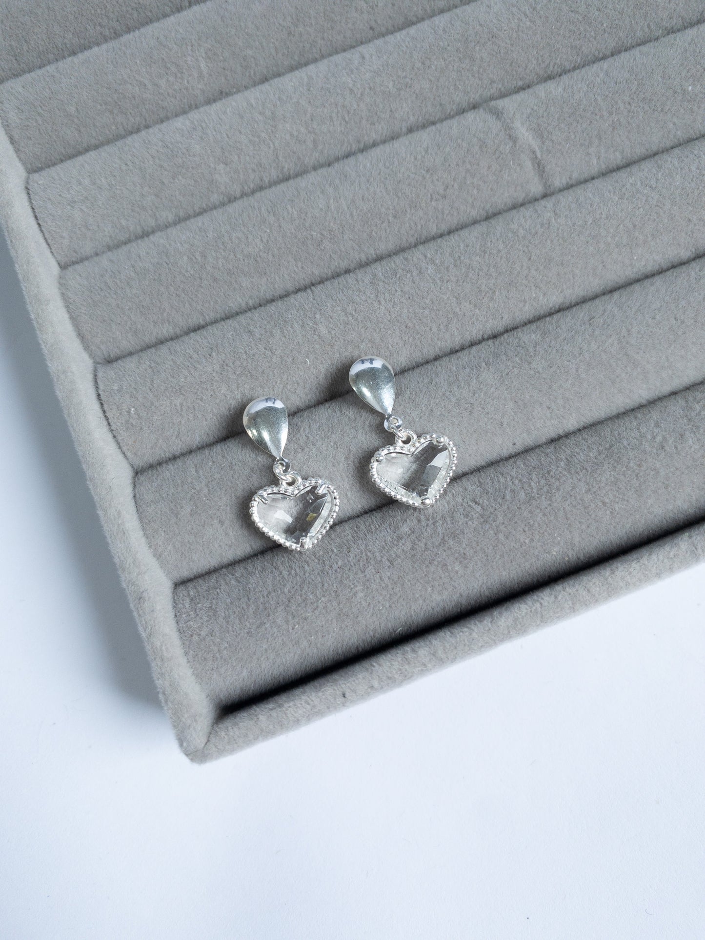 Brinco Cora — Pendurado coração lapidado em cristal transparente