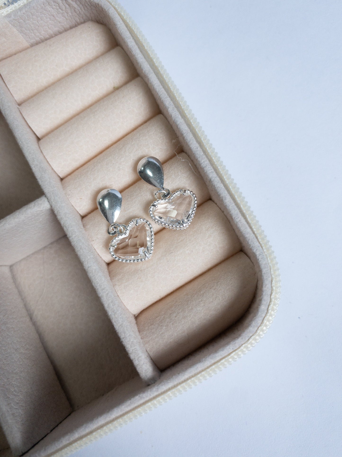 Brinco Cora — Pendurado coração lapidado em cristal transparente