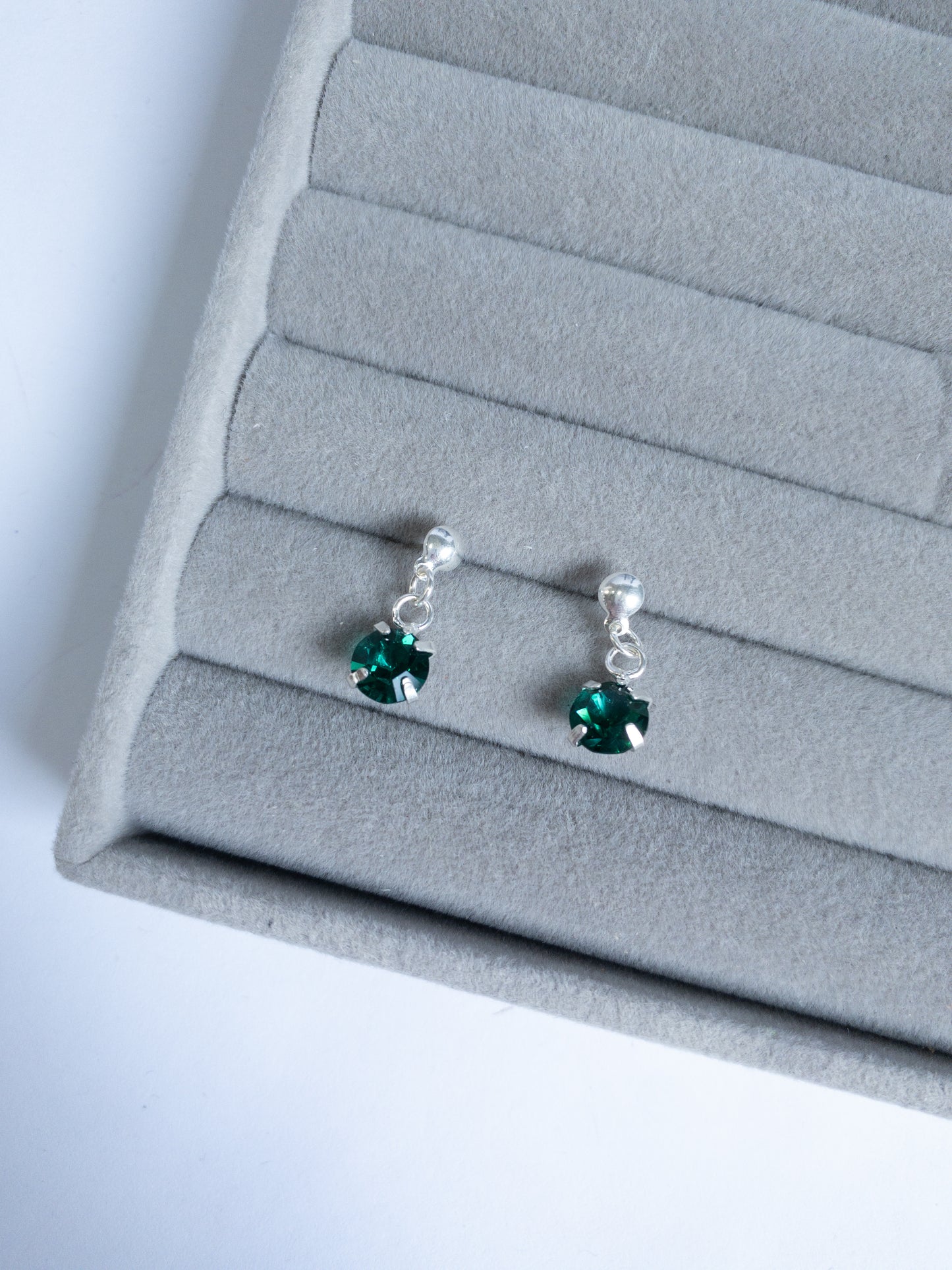 Brinco Esmeraldine — Delicado com Pedra Verde Esmeralda