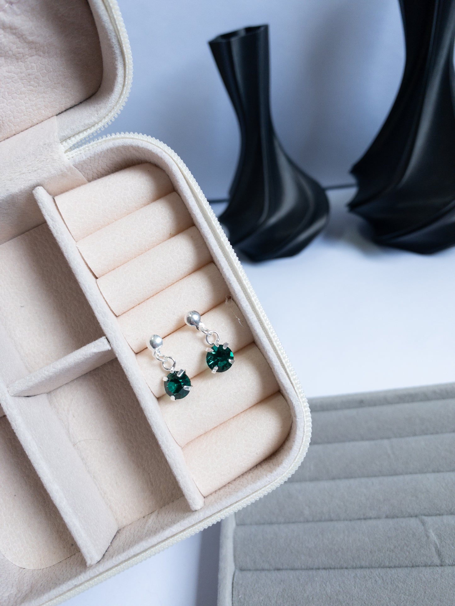 Brinco Esmeraldine — Delicado com Pedra Verde Esmeralda