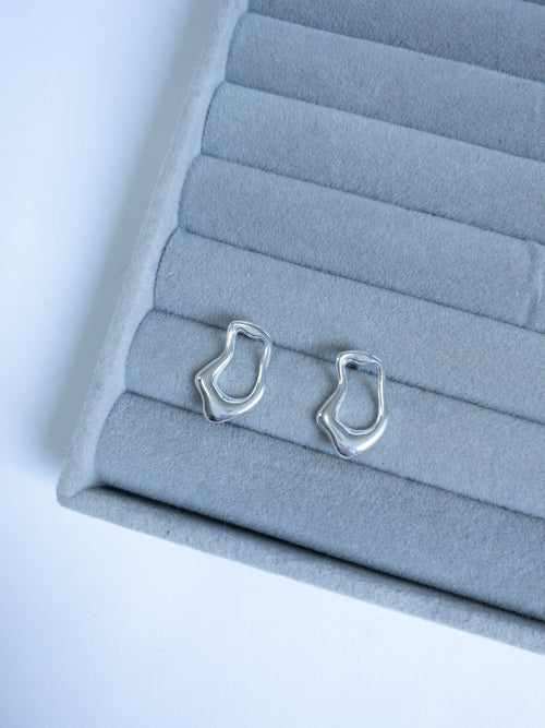 Brinco Naya — Design Orgânico Moderno