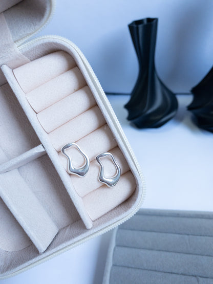 Brinco Naya — Design Orgânico Moderno