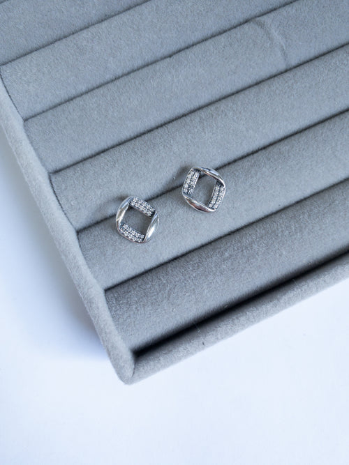 Brinco Orion — Geométrico Cravejado com Design Moderno