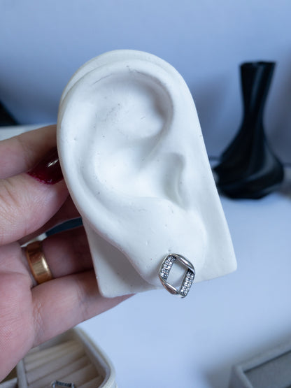 Brinco Orion — Geométrico Cravejado com Design Moderno