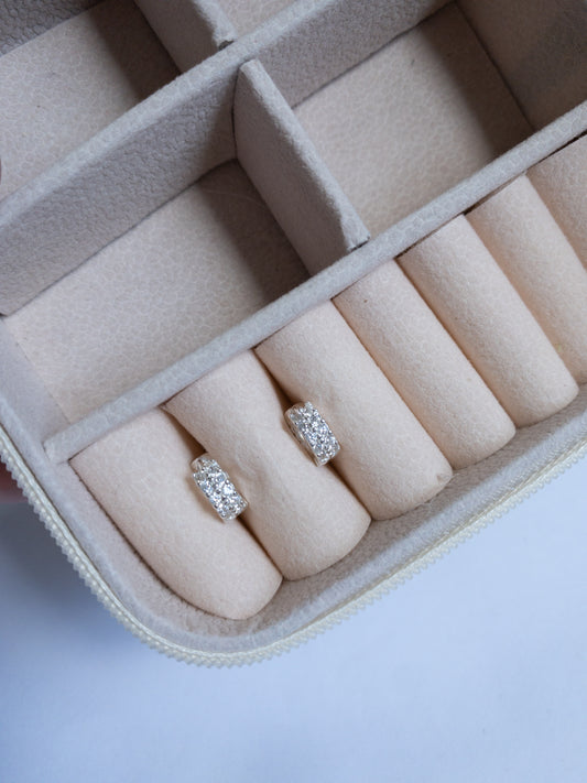 Brinco LUNNA — Argola Grossa com Micro Zircônias e Fecho Click