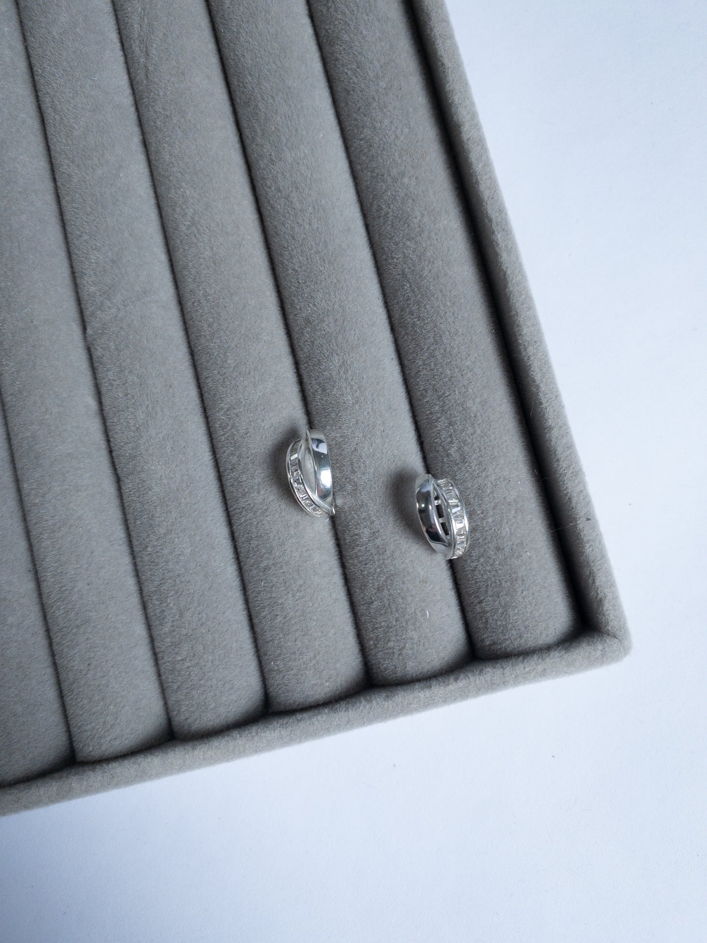 Brinco Valentina — Argola Dupla Cravejada com Fecho Click