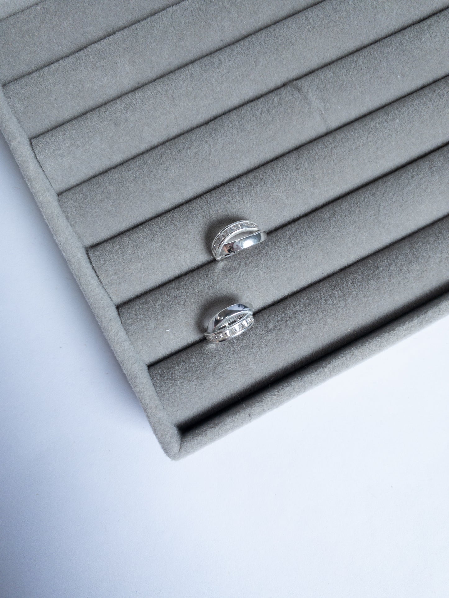 Brinco Valentina — Argola Dupla Cravejada com Fecho Click