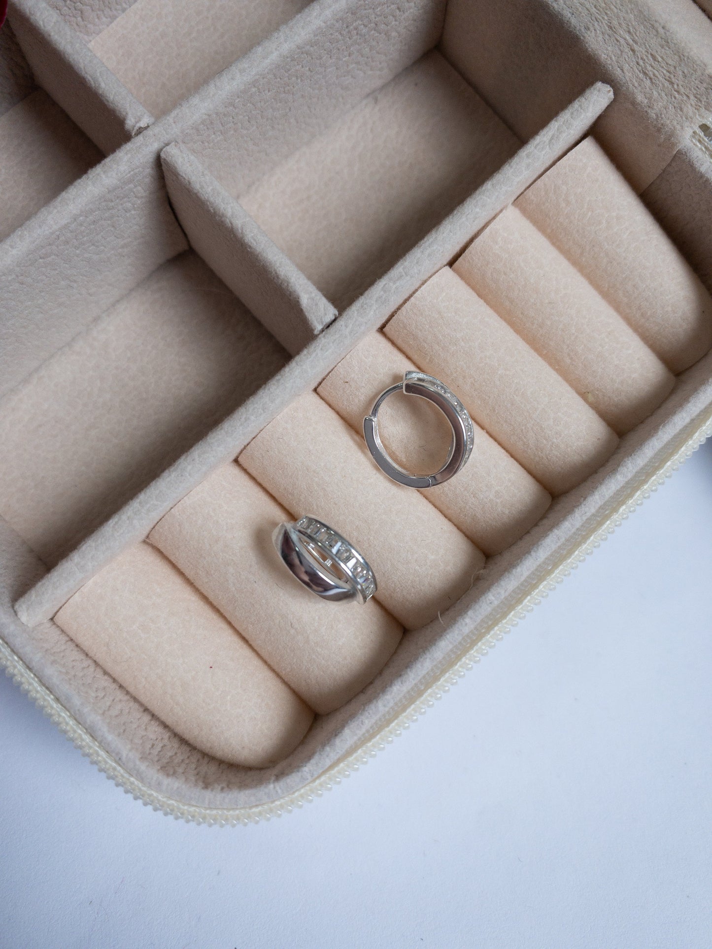 Brinco Valentina — Argola Dupla Cravejada com Fecho Click