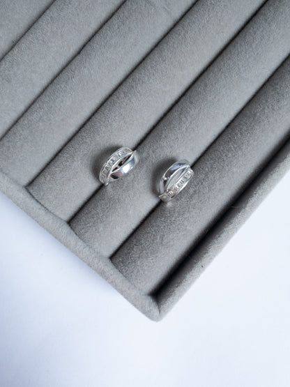 Brinco Valentina — Argola Dupla Cravejada com Fecho Click