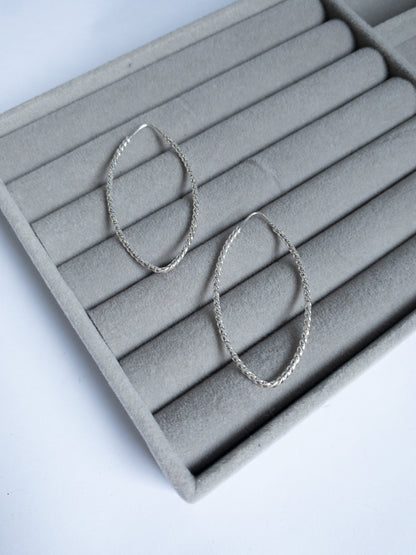 Brinco ALTHEA — Argola Oval Trançada