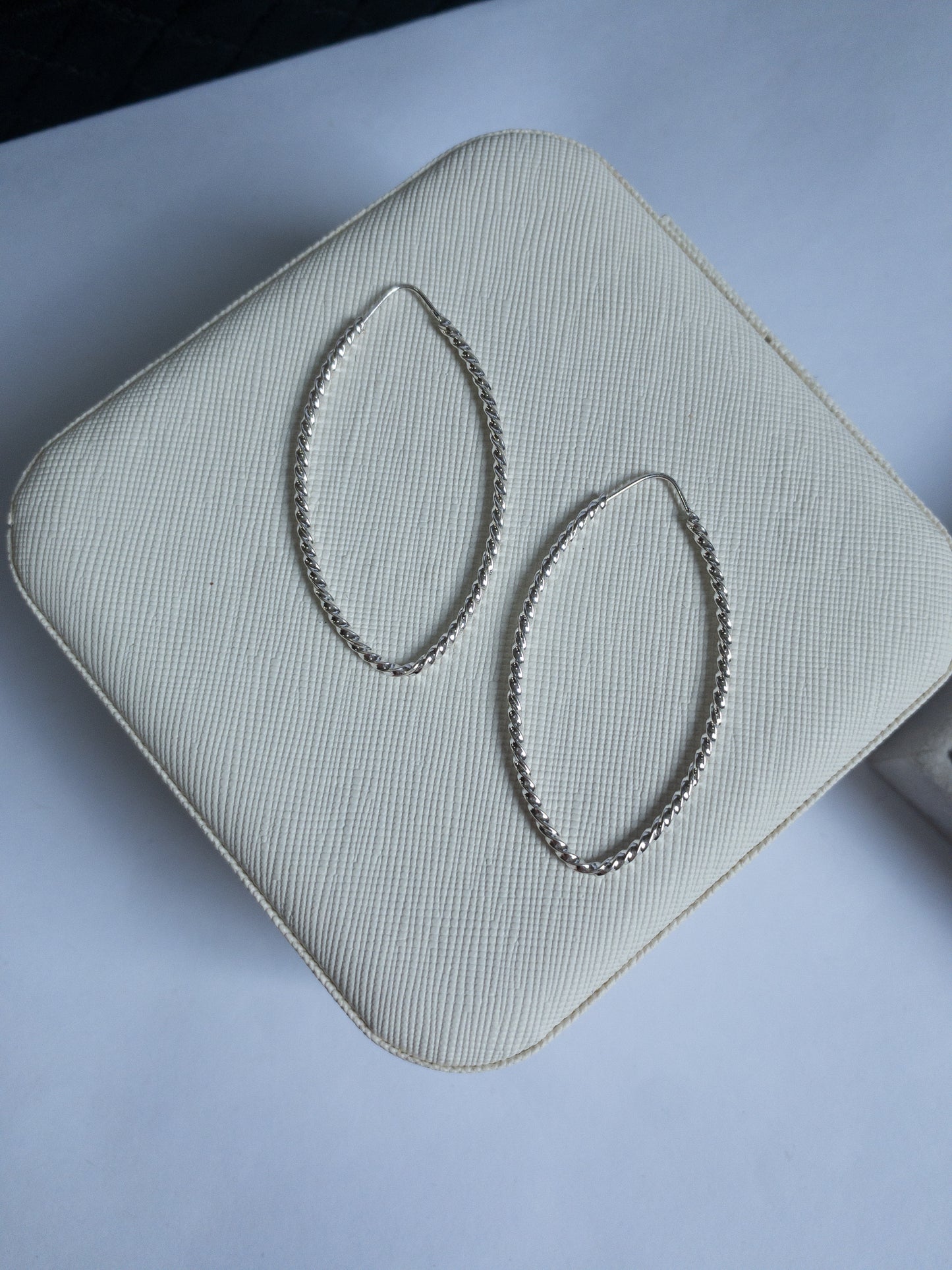 Brinco ALTHEA — Argola Oval Trançada