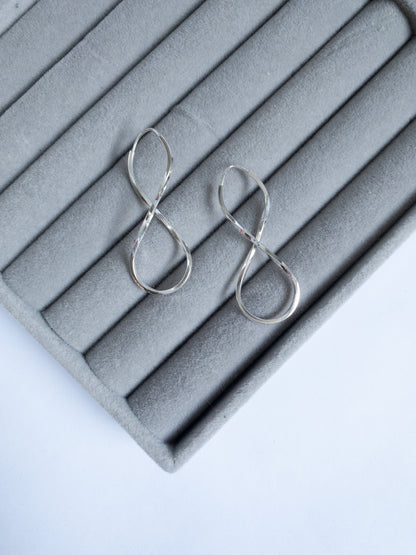 Argola INFINITY LINE — Design Contemporâneo em Fio Quadrado