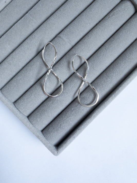 Argola INFINITY LINE — Design Contemporâneo em Fio Quadrado