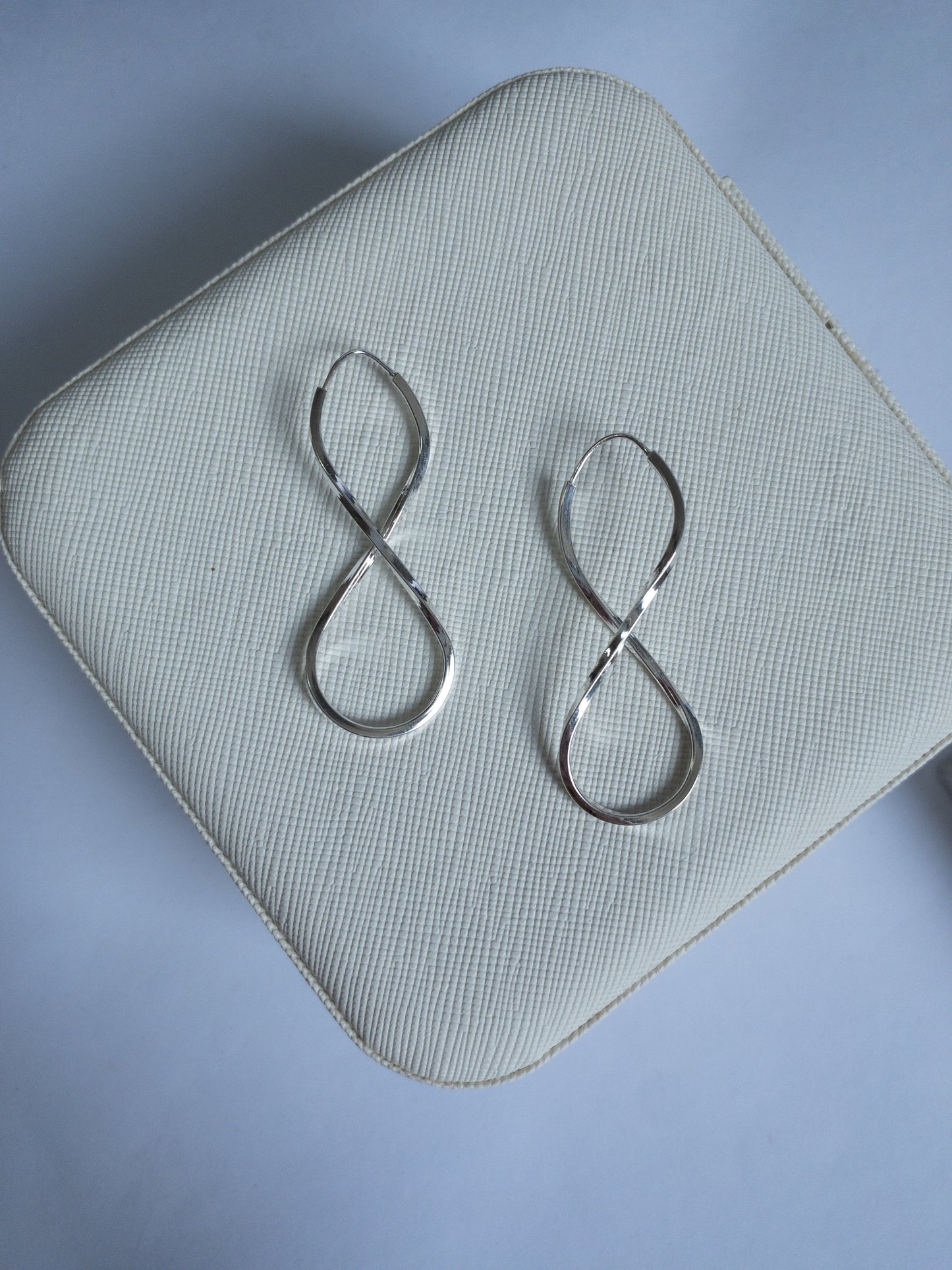 Argola INFINITY LINE — Design Contemporâneo em Fio Quadrado