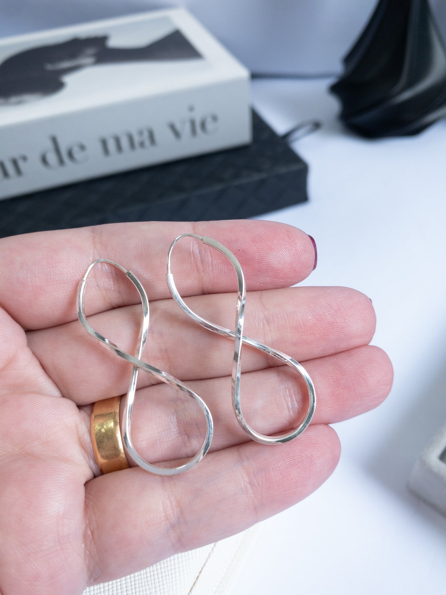 Argola INFINITY LINE — Design Contemporâneo em Fio Quadrado