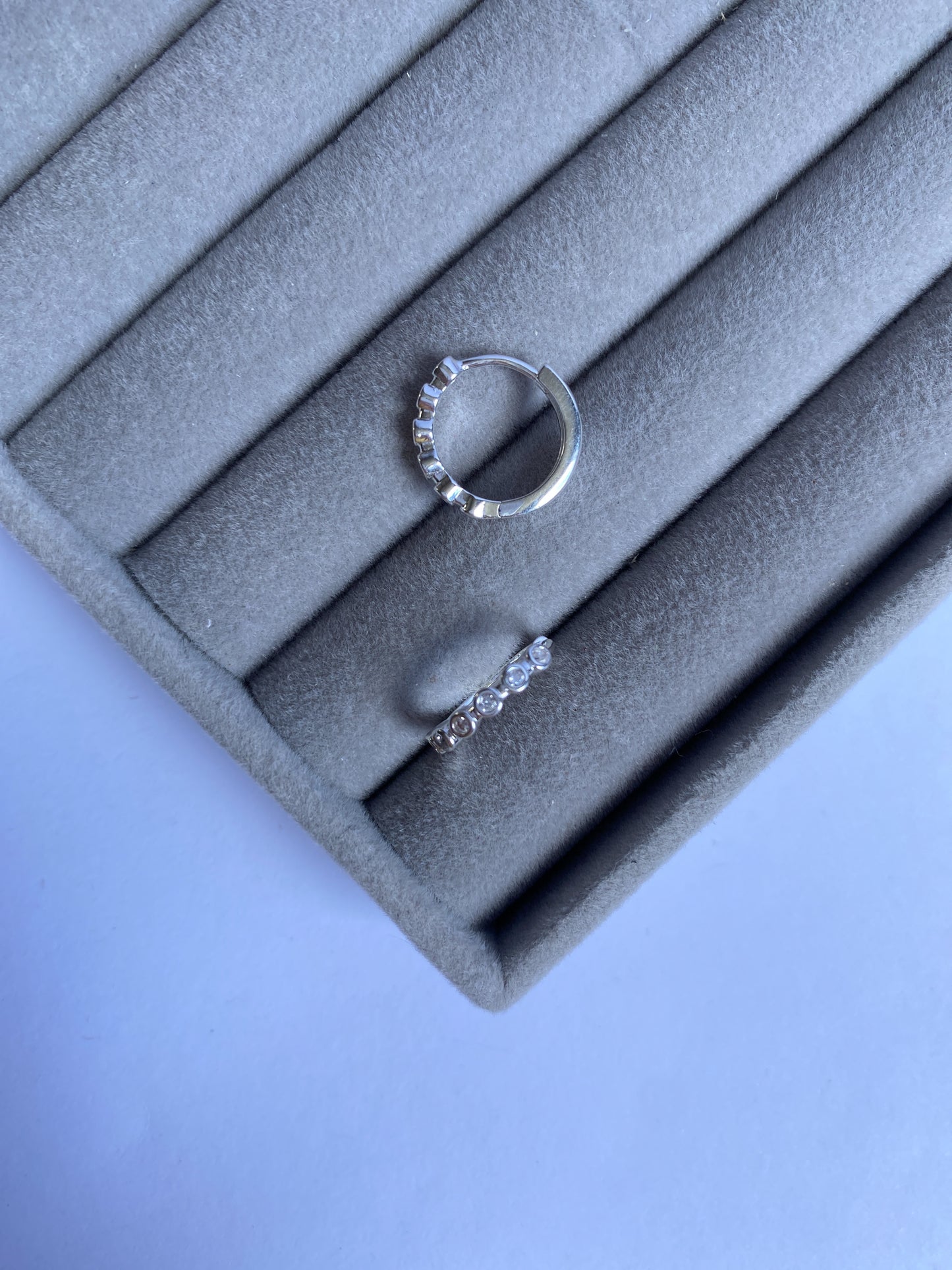 Argola com zircônias cravadas na parte frontal - ÍSERA