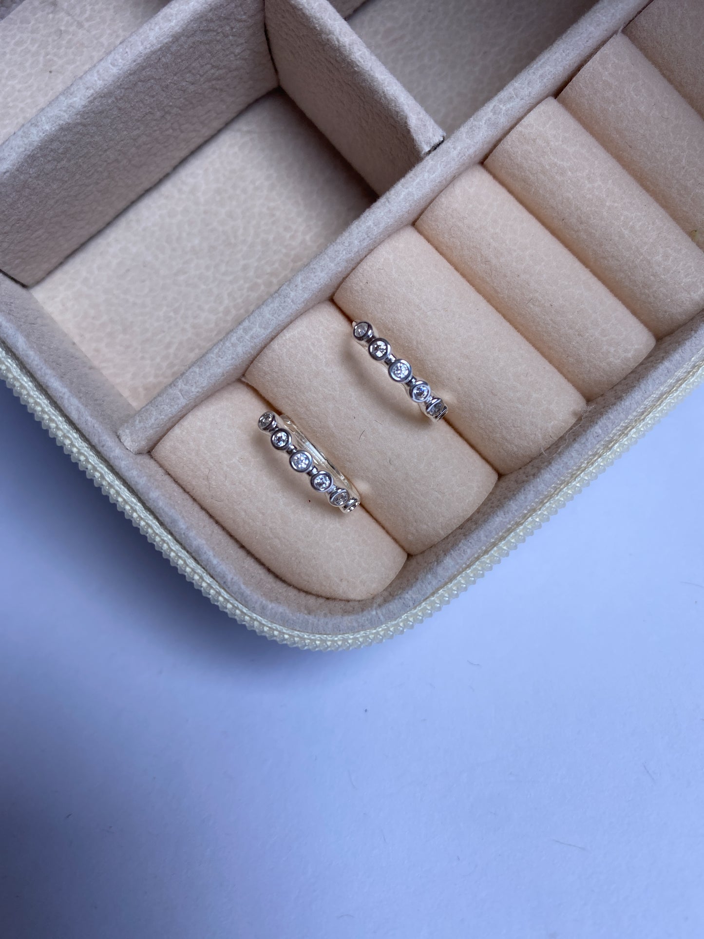 Argola com zircônias cravadas na parte frontal - ÍSERA