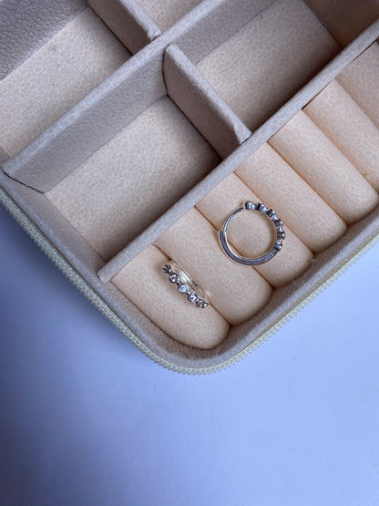 Argola com zircônias cravadas na parte frontal - ÍSERA