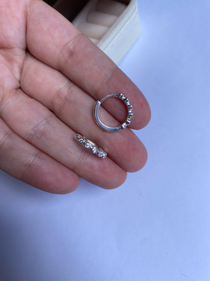 Argola com zircônias cravadas na parte frontal - ÍSERA