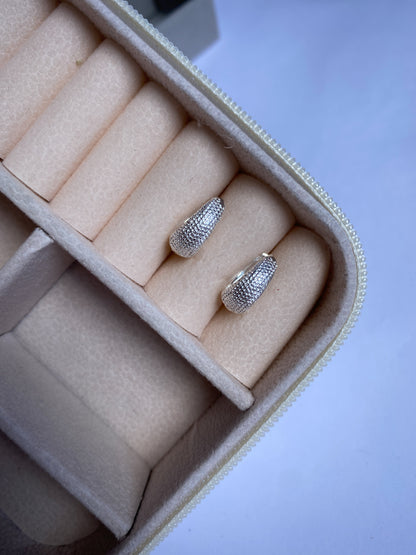 Argola detalhes em relevo - CALÍRA