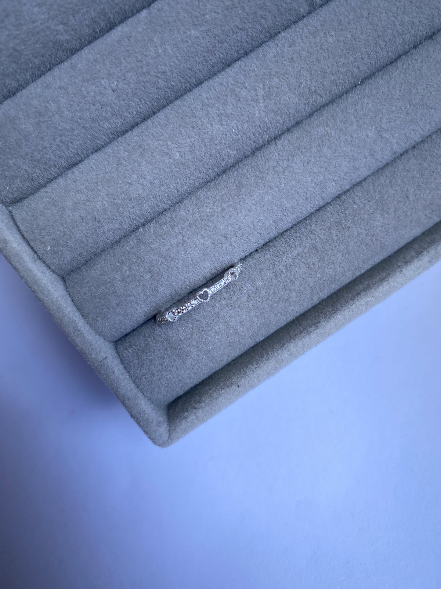 Anel delicado com coração - ELIORA