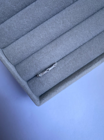 Anel delicado com coração - ELIORA