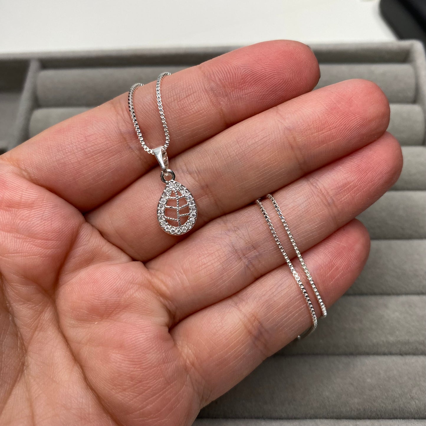 Colar com pingente de folha