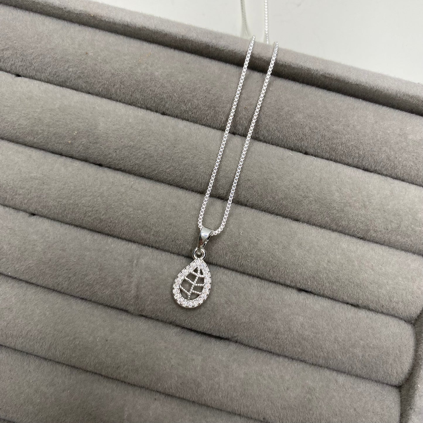 Colar com pingente de folha