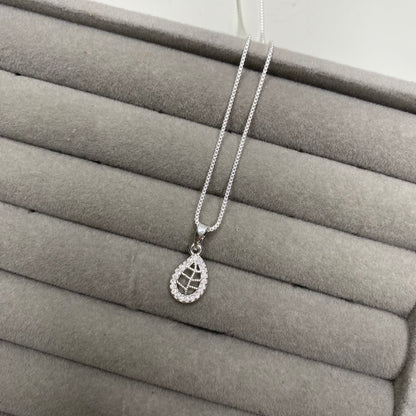 Colar com pingente de folha