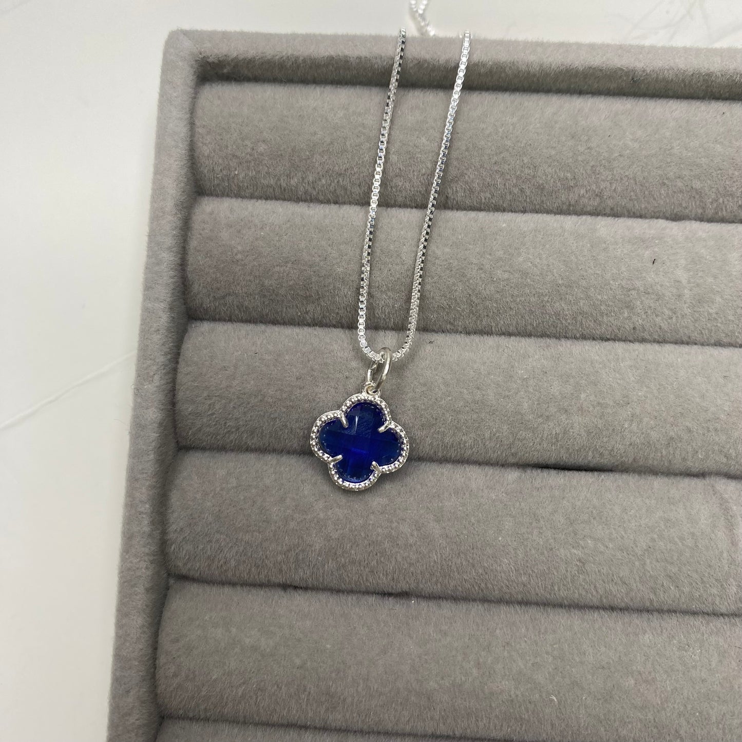 Colar com trevo azul (Virgínia)