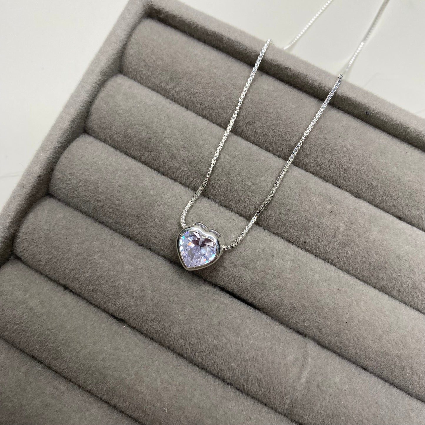 Colar com pingente de coração passante