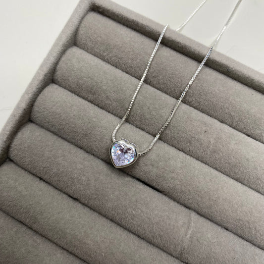 Colar com pingente de coração passante