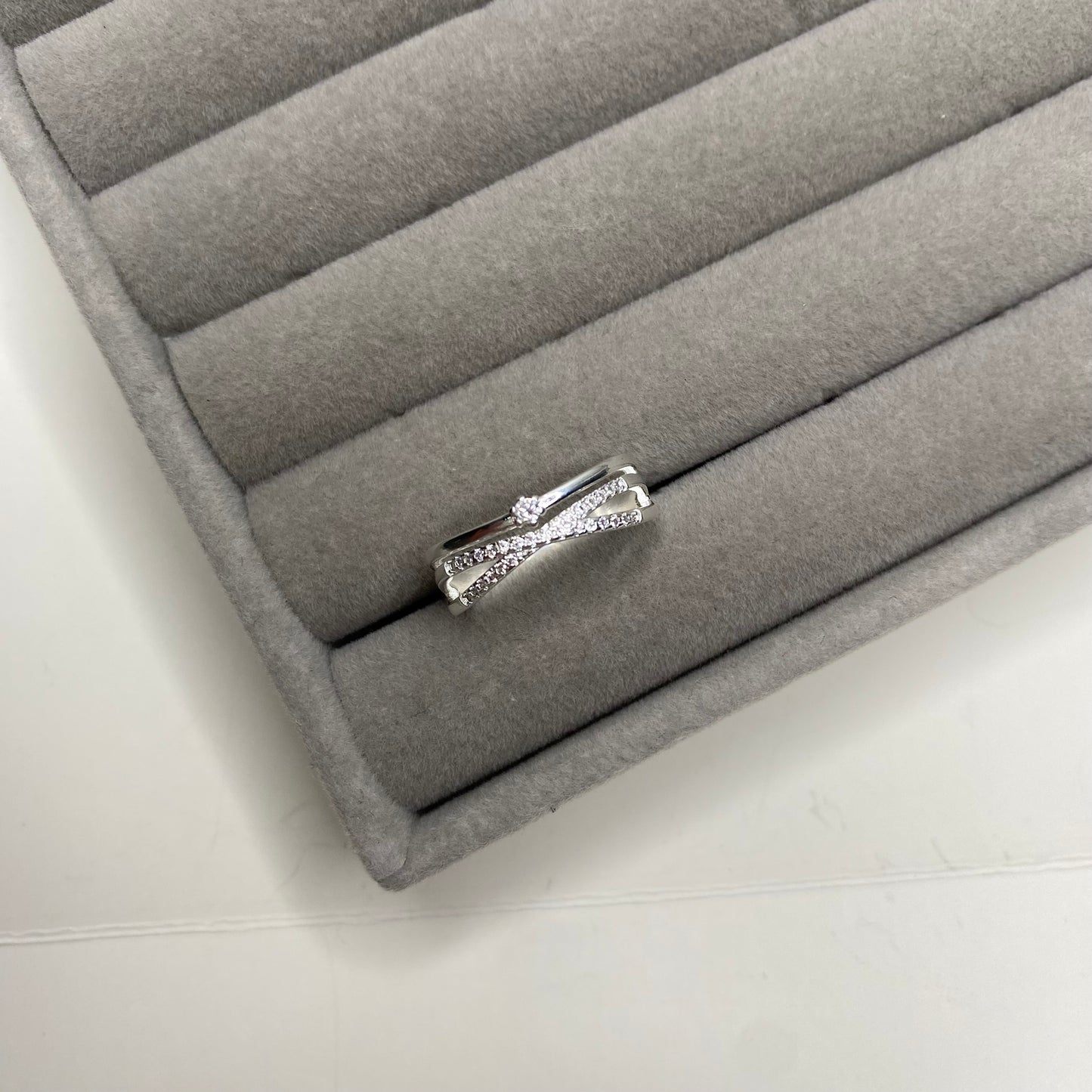 Anel com design triplo e pedra cravejadas