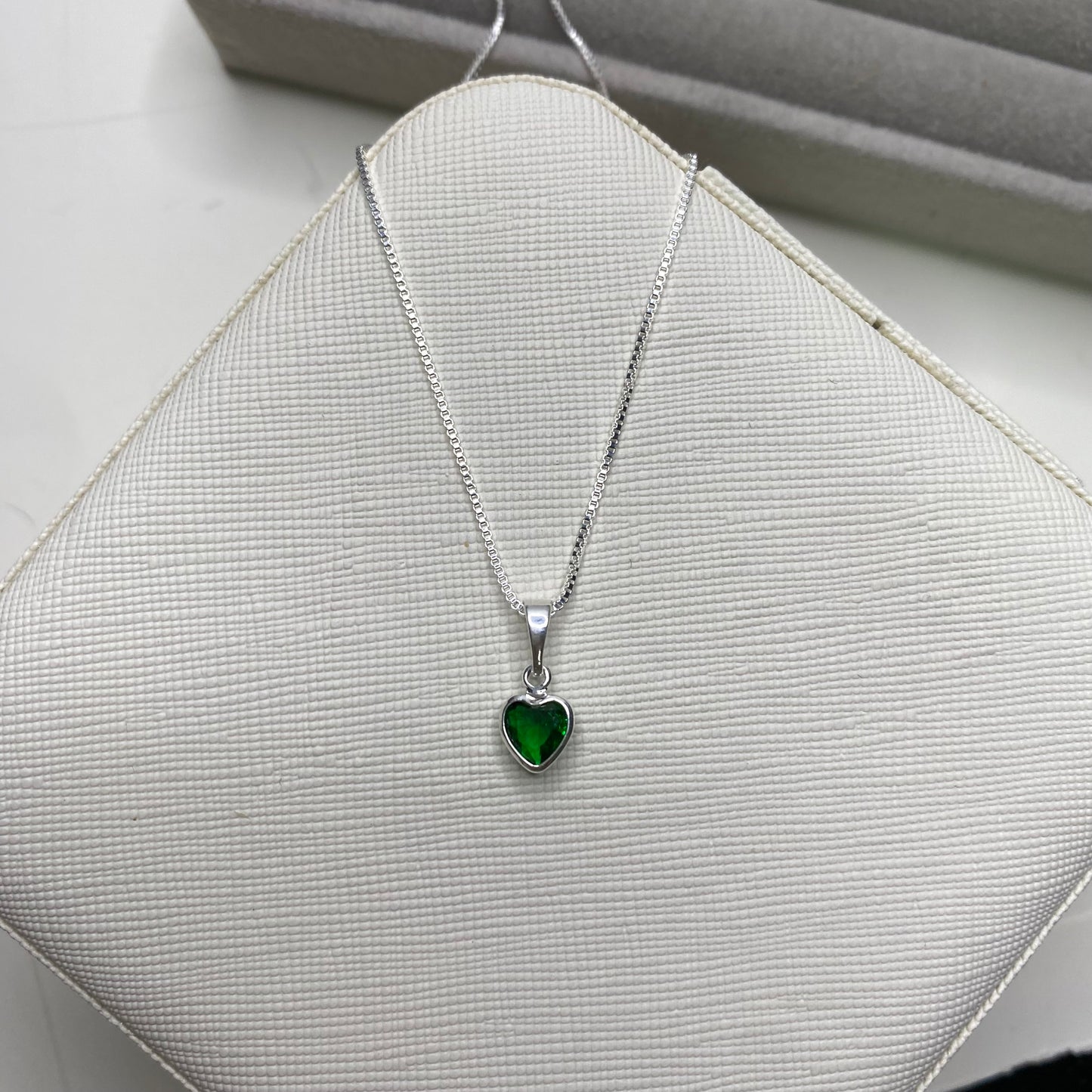 Colar com pingente de coração verde