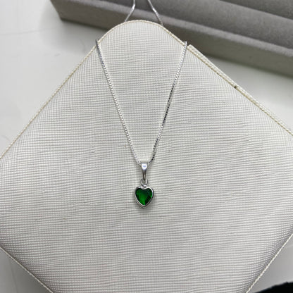Colar com pingente de coração verde