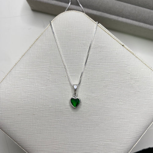 Colar com pingente de coração verde