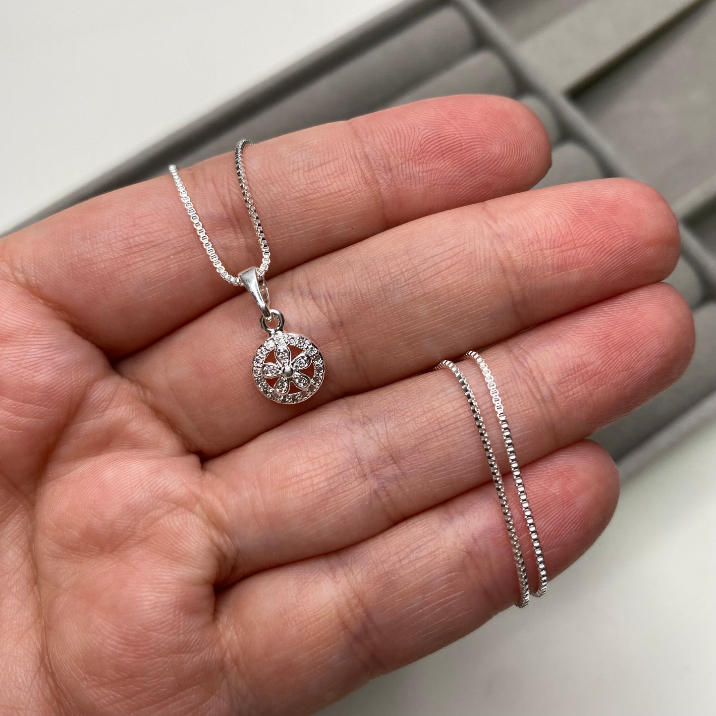 Colar com pingente redondo de flor